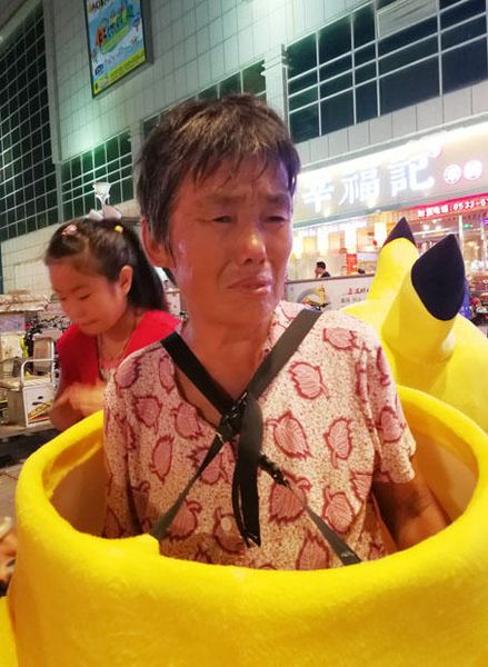 老人韓秀榮拿下頭罩休息滿臉都是汗水。