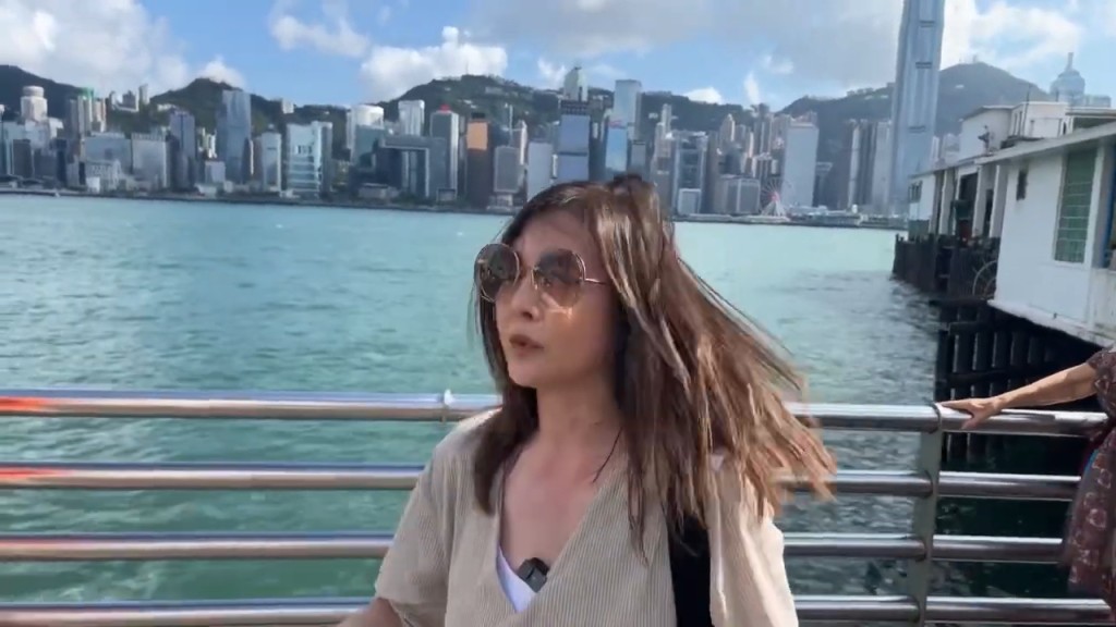 李婉華今午在YouTube直播，原來目前身在香港。