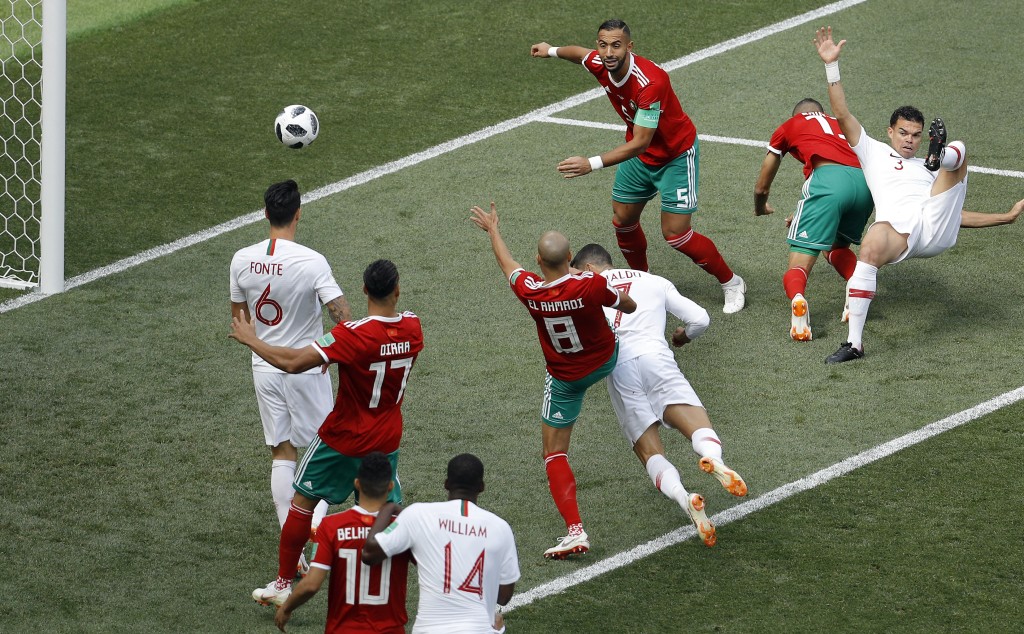 一八年世界盃分組賽次輪，開賽僅四分鐘，葡萄牙一次角球攻勢，C朗(白衫7號)飛身插水式頂入一箭定江山，最終葡軍1:0擊敗摩洛哥。AP資料圖片