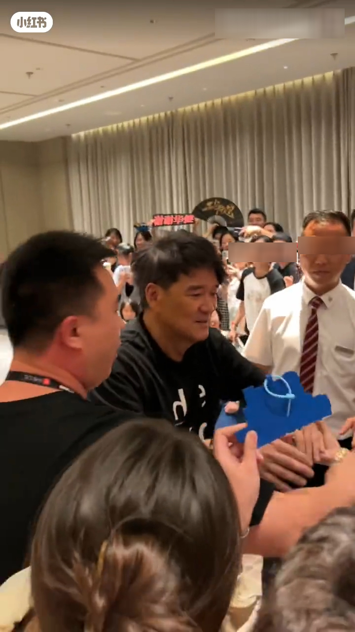 周華健與歌迷逐一握手。
