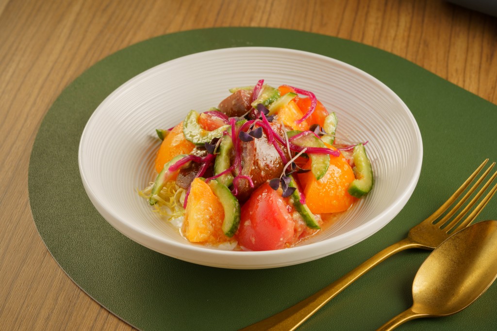 尖沙咀新餐廳Charcoal Bar——番茄沙律 $148，餐牌中有不少清新菜式，這道番茄沙律酸香開胃，做前菜最好不過。