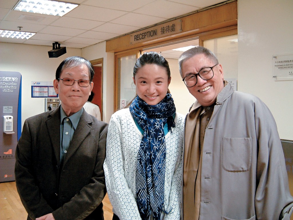 2004年,一代鬼才黄霑离世,严秉泉在追思会上发言,透露黄霑确诊肺癌后找他做手术,两人不仅是医患,更是朋友。 2004年,一代鬼才黄霑离世,严秉泉在追思会上发言,透露黄霑确诊肺癌后找他做手术,两人不仅是医患,更是朋友。