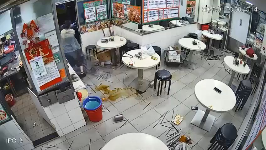 店內一片狼籍。