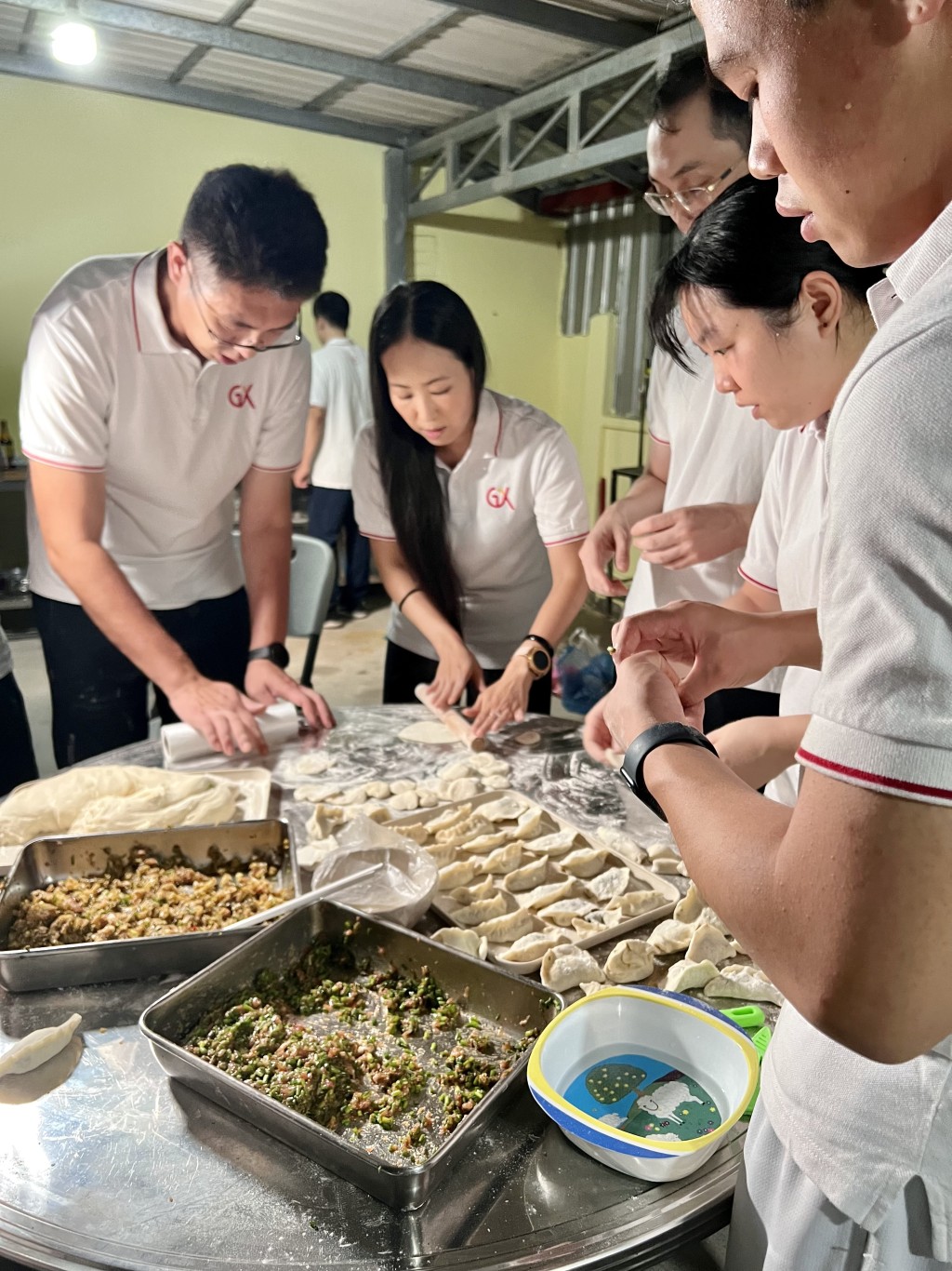 為慶祝國際義工日，廣西醫療隊日前準備食材，親手包製餃子與基金會同事共度晚餐。