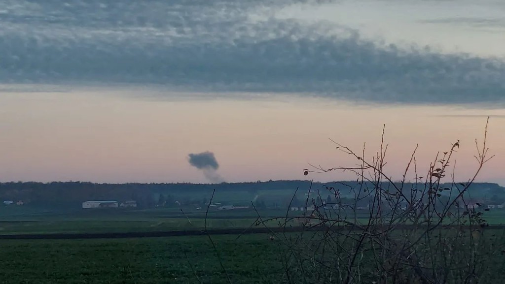 波蘭靠近烏克蘭邊境的村莊普熱沃多（Przewodow）遭導彈擊中，冒出濃煙。路透