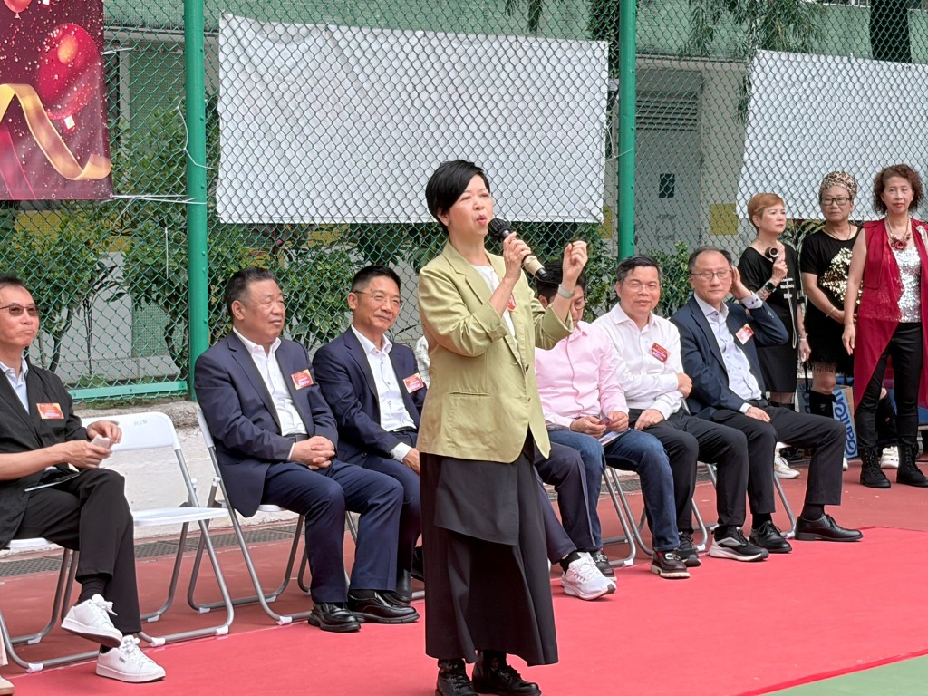 房屋局局長何永賢表示,知悉李慧琼日後將在富山邨開辦事處,她提到,富山邨正推行「幸福屋邨」先導計劃。 房屋局局長何永賢表示,知悉李慧琼日後將在富山邨開辦事處,她提到,富山邨正推行「幸福屋邨」先導計劃。