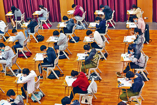 ■涉事題目涉及分數不會評卷及計算成績，但同時參考其餘題目分數，加以調整。