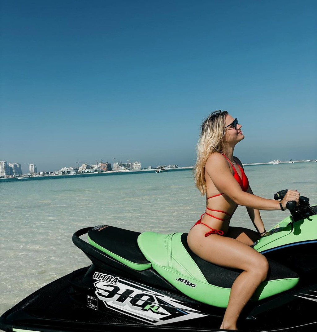 Luana Alonso驾驶水上电单车。（IG@Luana Alonso）