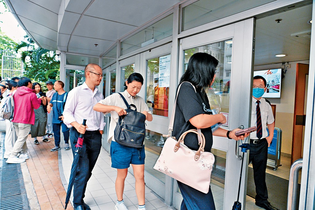 昨晨一度有微雨，未見家長如以往般在學校門口外大排長龍等候遞交入學申請。學校開放交表時間前約5分鐘，始有家長等候。