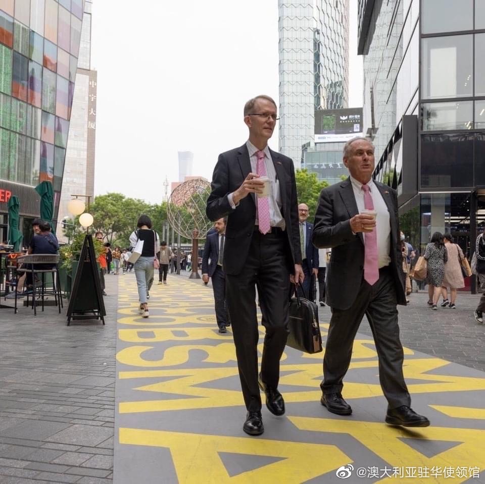 澳洲貿易部長法瑞爾（Don Farrell）與澳洲駐華大使傅關漢步行前往澳洲駐華大使館。 微博