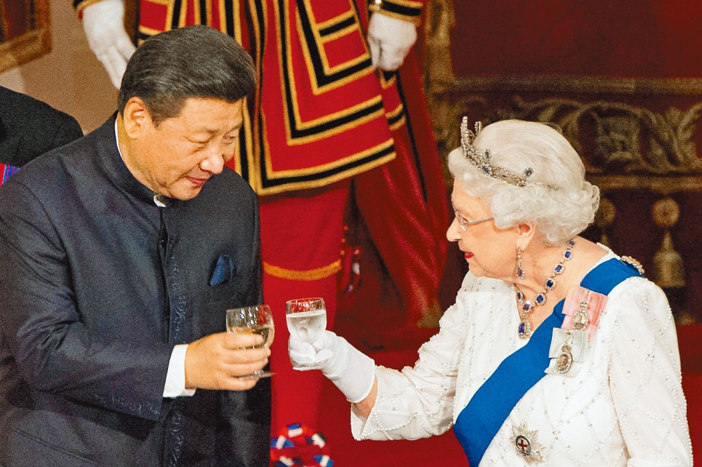 二○一五年,英女皇在白金漢宮設宴招待到訪的習近平。