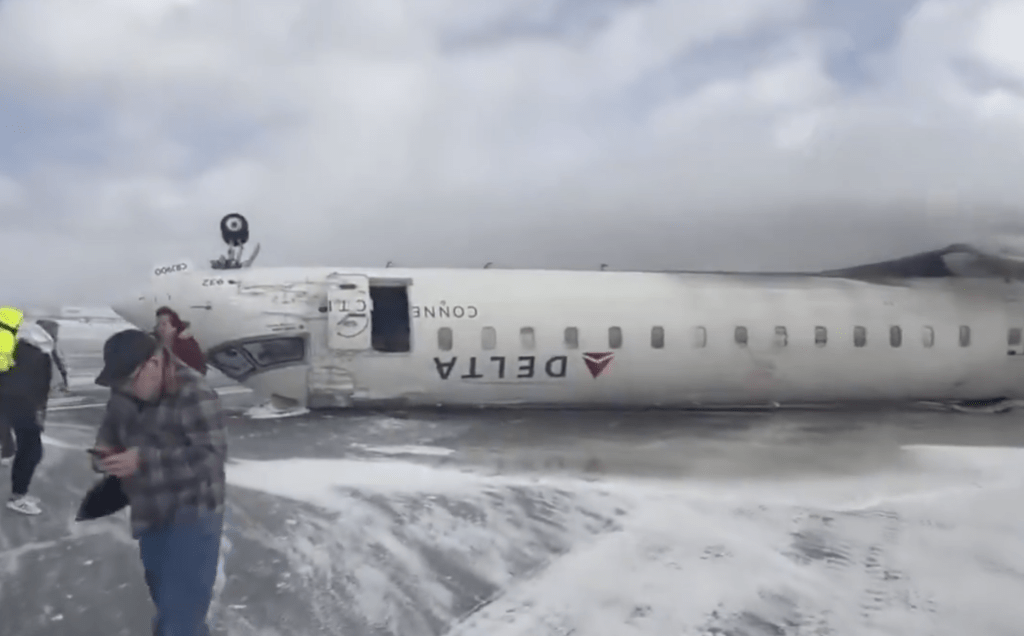 肇事客機意外後翻轉。網上片段截圖 肇事客機意外後翻轉。網上片段截圖