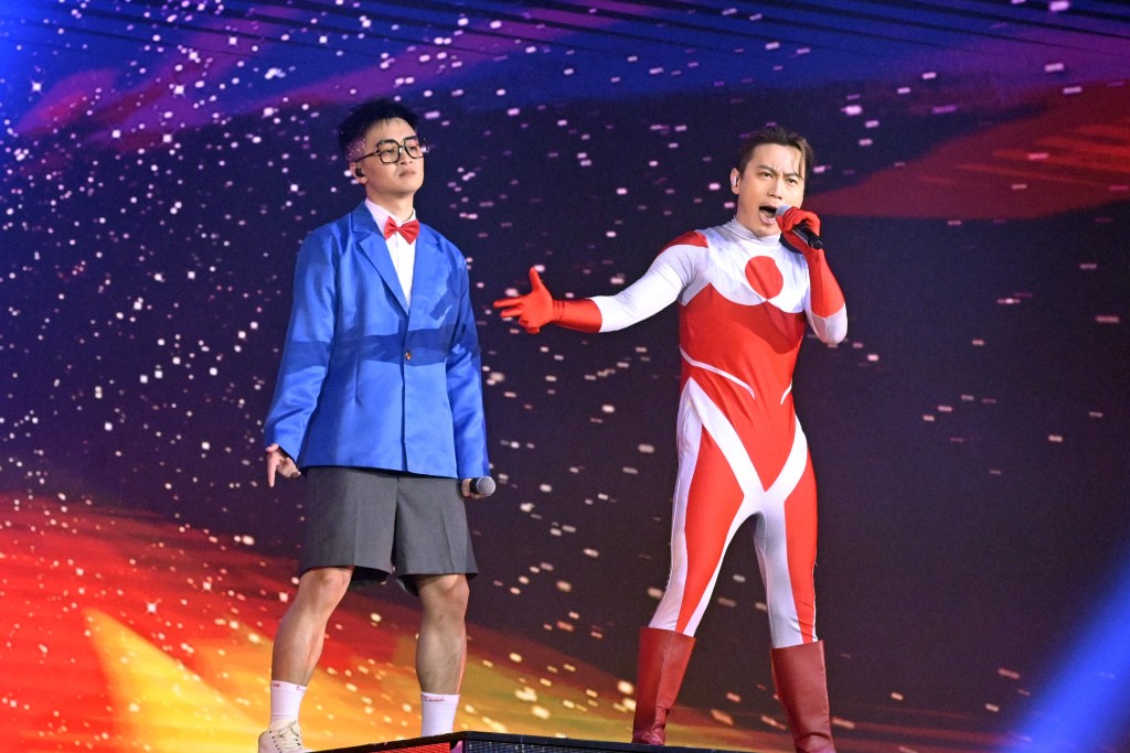 米羔穿上超人紧身衣，与化身「柯南」的辉智唱《超人的主题曲》。