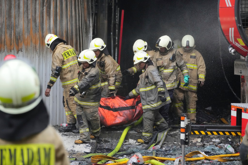 印尼雅加达一楝7层楼宇周二发生大火，消息指最少20人死亡。美联社