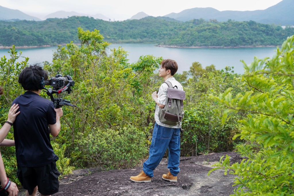正好呼應《梨子》歌詞中，安仔最懷念爸爸削梨子皮堅持一氣呵成的習慣。
