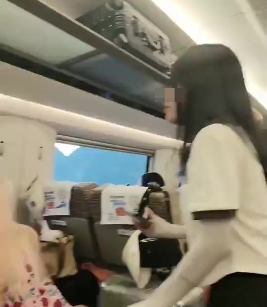 网上近日流传一段「坐高铁在桂林误入童话世界」的短片，甲天下的桂林山水俘虏了网民的心心眼。「新华网」微博官方频道截图