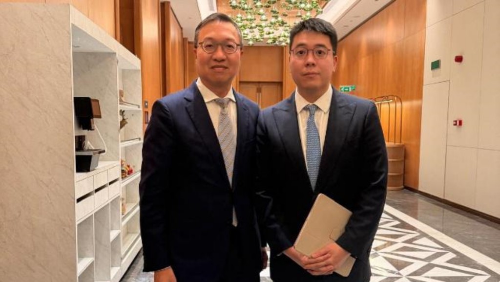 林定國(左) 率領的法律、商界中亞代表團與陸栩然，向烏茲別克斯坦共和國律師協會介紹香港法律專業可提供的服務及經驗。
