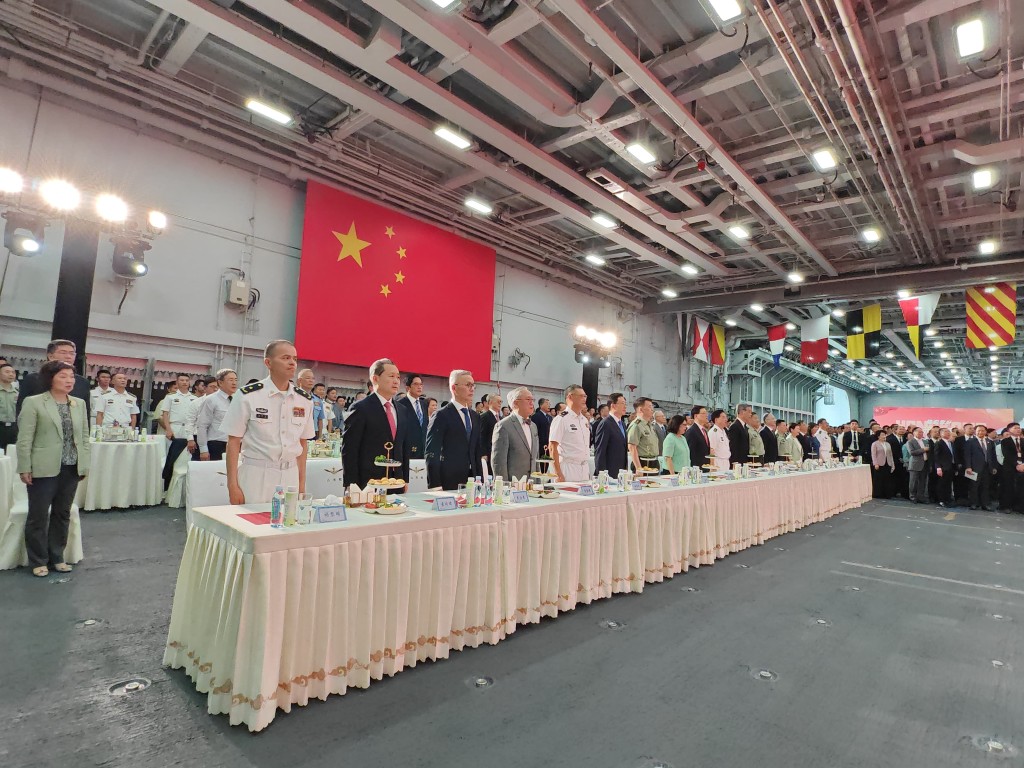 山東艦上的甲板招待會。陳勇提供圖片 山東艦上的甲板招待會。陳勇提供圖片