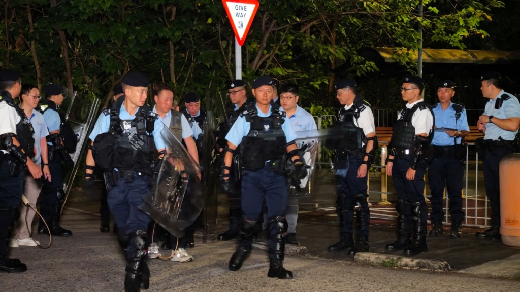 警方聯同漁護署人員一行30人,在壆圍南路進行掃蕩,有警員戴上全套防護裝備,漁護處人員亦配備麻醉槍及繩索,最終捕獲3隻成年唐狗,將帶返動物管理中心作進一步檢驗及觀察。黃文威攝 警方聯同漁護署人員一行30人,在壆圍南路進行掃蕩,有警員戴上全套防護裝備,漁護處人員亦配備麻醉槍及繩索,最終捕獲3隻成年唐狗,將帶返動物管理中心作進一步檢驗及觀察。黃文威攝