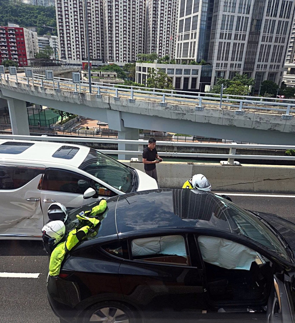 東區走廊發生兩車相撞意外。fb:馬路的事 (即時交通資訊台) 東區走廊發生兩車相撞意外。fb:馬路的事 (即時交通資訊台)