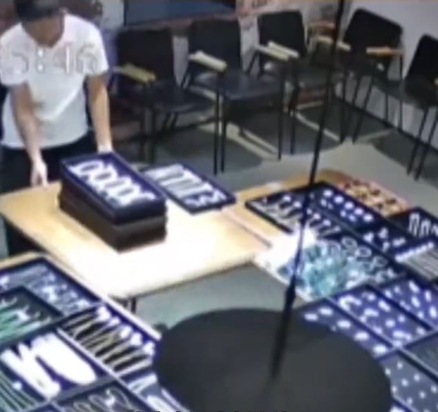 剛大學畢業的店員粗心大意搬枱，跌爛值百萬元的玉飾。抖音
