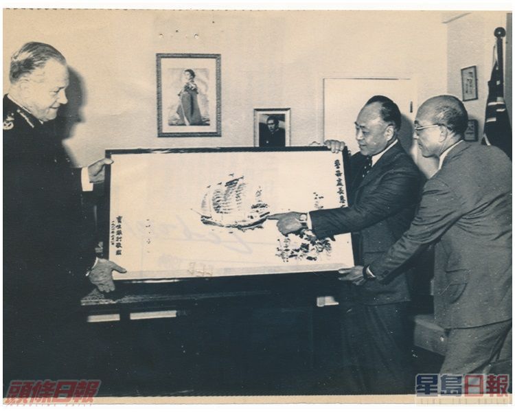 寶生銀行總經理向警方致送謝禮。資料圖片