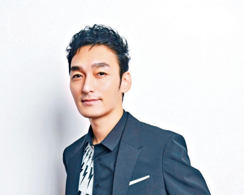 草彅剛被影到獨自到平民超市買餸，更買烤番薯慰妻。