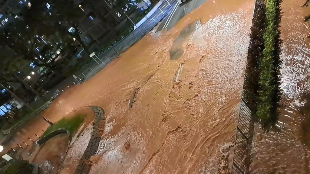 現場有大量黃泥水湧出，頓成澤國。網上片段截圖