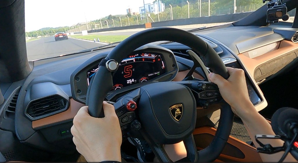 浙江绍兴赛车场虽然很小，不过Lamborghini Revuelto在直路5波轻易超过250km/h。