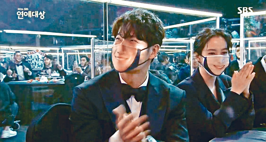 大會向出席藝人送出創意口罩,上面印有該藝人的笑臉。