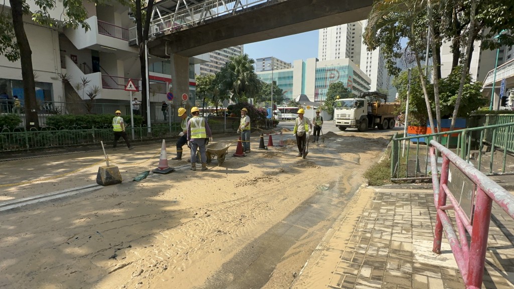 工人忙於清理路面。劉漢權攝 