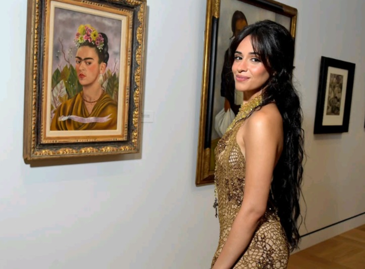 擁有墨西哥血統的拉丁小天后Camila Cabello一見同鄉名畫家Frida Kahlo的作品,就不禁駐足細賞。(博物館IG) 擁有墨西哥血統的拉丁小天后Camila Cabello一見同鄉名畫家Frida Kahlo的作品,就不禁駐足細賞。(博物館IG)