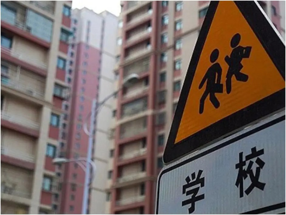 北京、上海的顶级学区房房价不跌神话破灭。网络图片