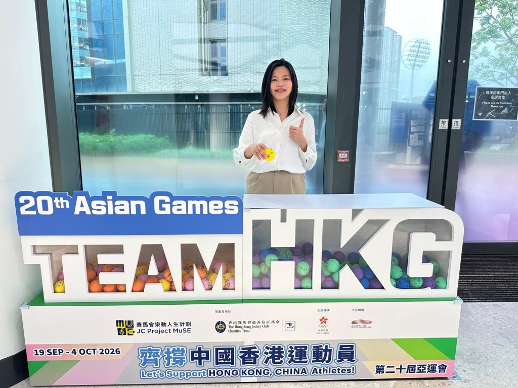 滿載許願球的打氣裝置現於啟德展館展出,讓更多市民感受全城上下一心支持港隊的熱情與力量。 滿載許願球的打氣裝置現於啟德展館展出,讓更多市民感受全城上下一心支持港隊的熱情與力量。