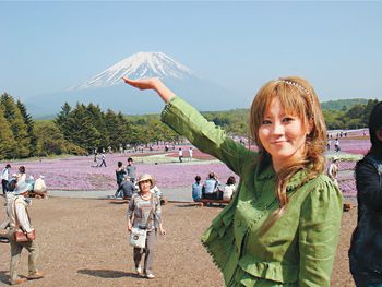 ■Theresa伸手「觸碰」身後的富士山。