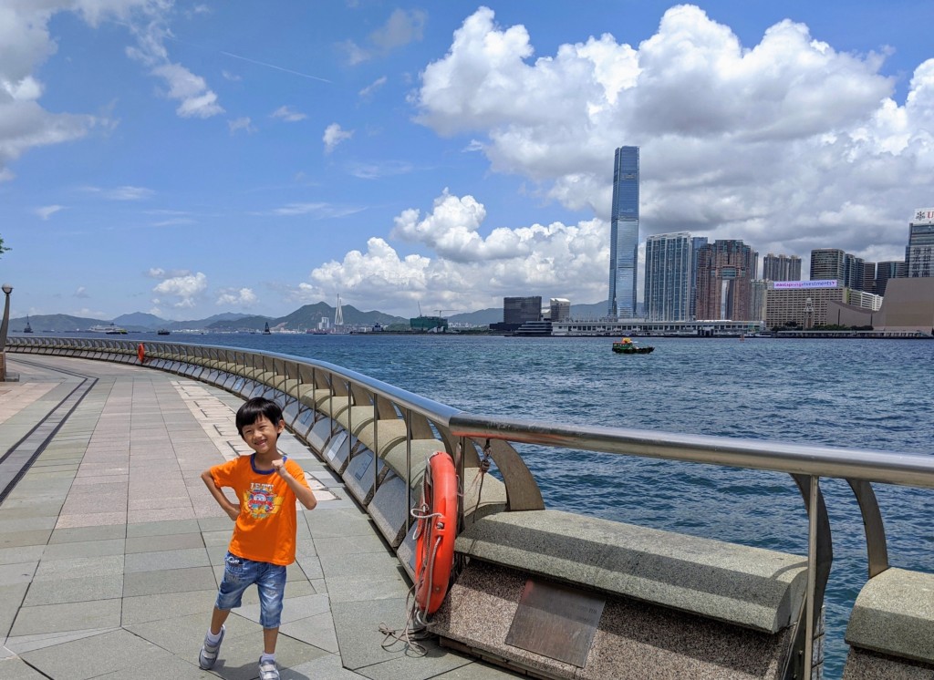 在海傍更可讓孩子跑跑步、放放風。