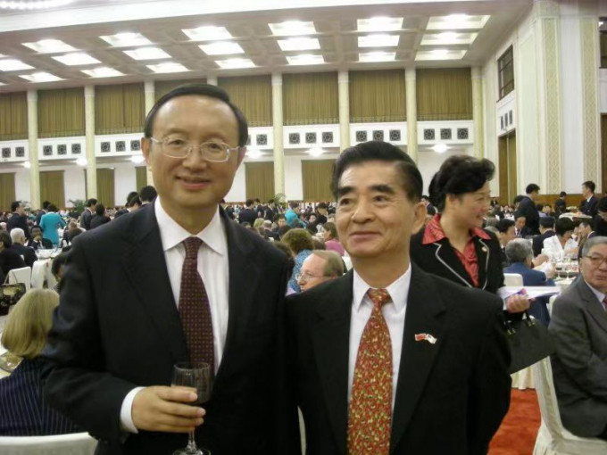 梁成運曾和前國務委員、外長楊潔篪在人民大會堂合影。