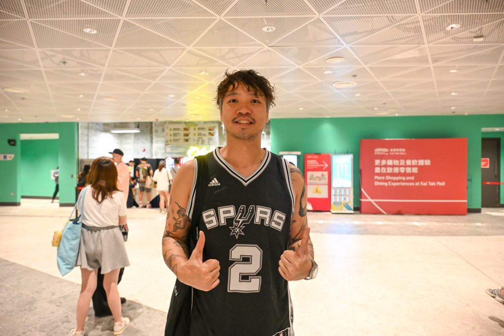 同樣由李安納出道開始支持他的Andy表示見到他真人已經很興奮。攝影:魏國謙 同樣由李安納出道開始支持他的Andy表示見到他真人已經很興奮。攝影:魏國謙