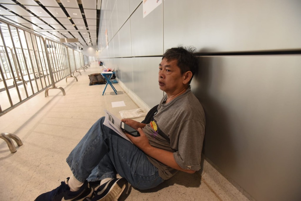 杜先生持77號籌,希望買一張23日通車當日,前去廣州南的車票。
