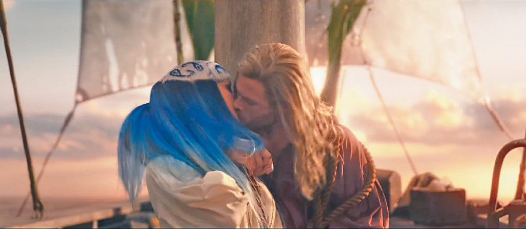 ■「雷神」在預告片內有激吻女海盜鏡頭。