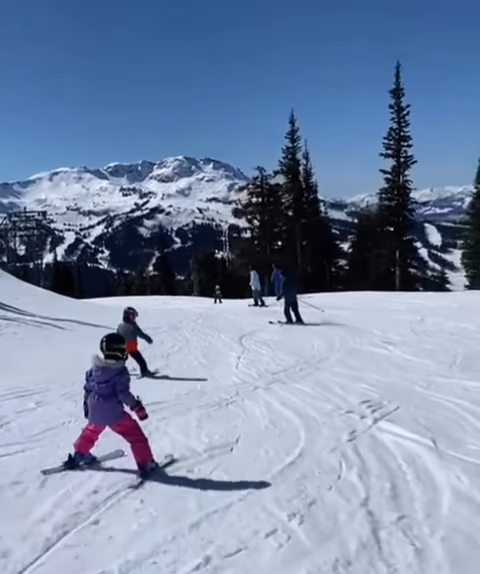 两姊弟的平衡力强，滑雪技术也很好，未见有跌倒。
