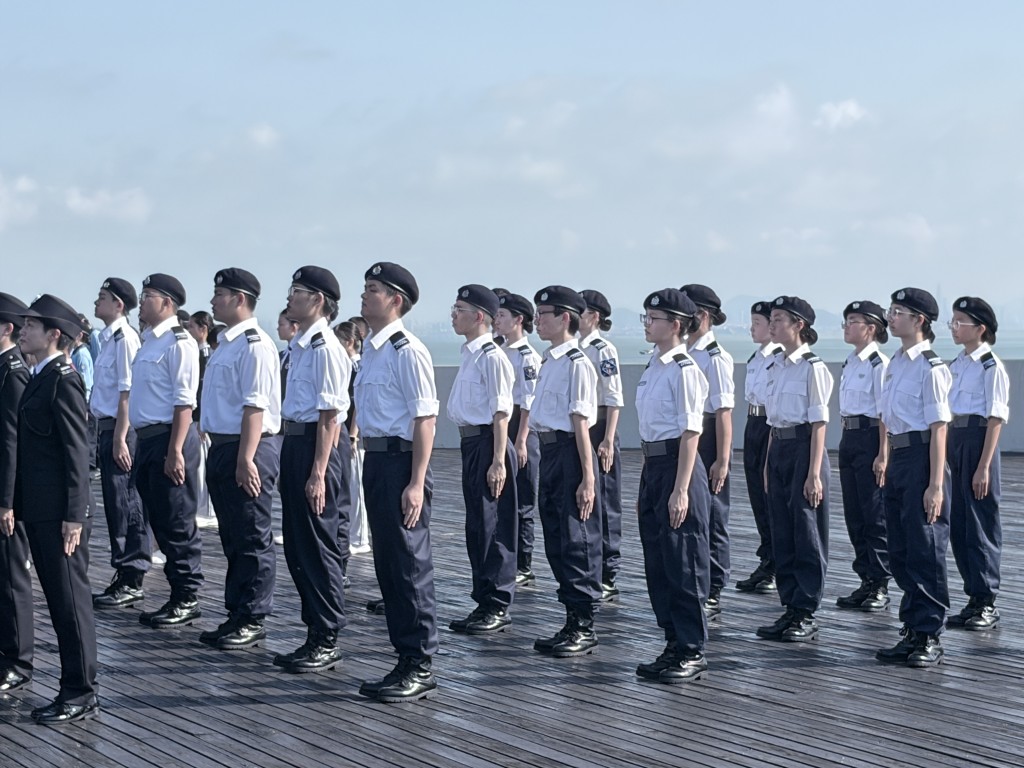港珠澳大橋白海豚島舉行「同升國旗 同心同行」主題升旗儀式。