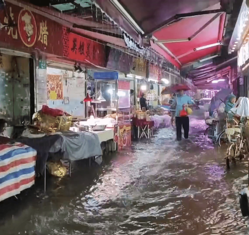 广东暴雨下，有街市出现严重水浸。