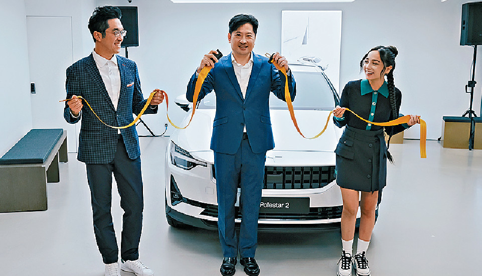 ■（左起）Polestar品牌经理王展乐、维信汽车总经理曾耀民，以及网红J Lou一同为新店开幕剪彩。
