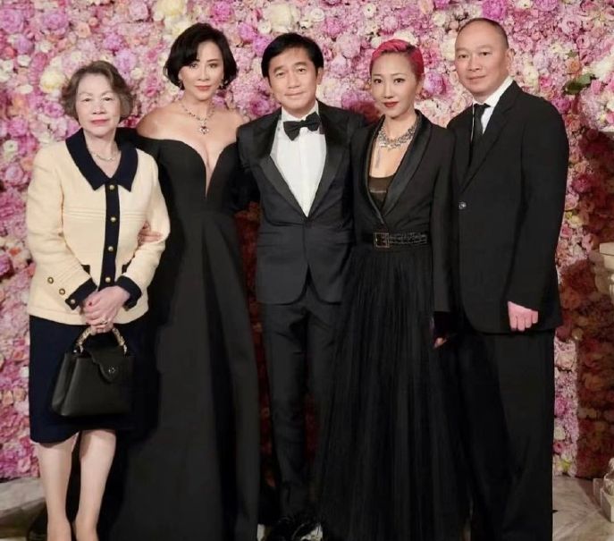 嘉玲與媽媽、老公、弟婦與弟弟合照。