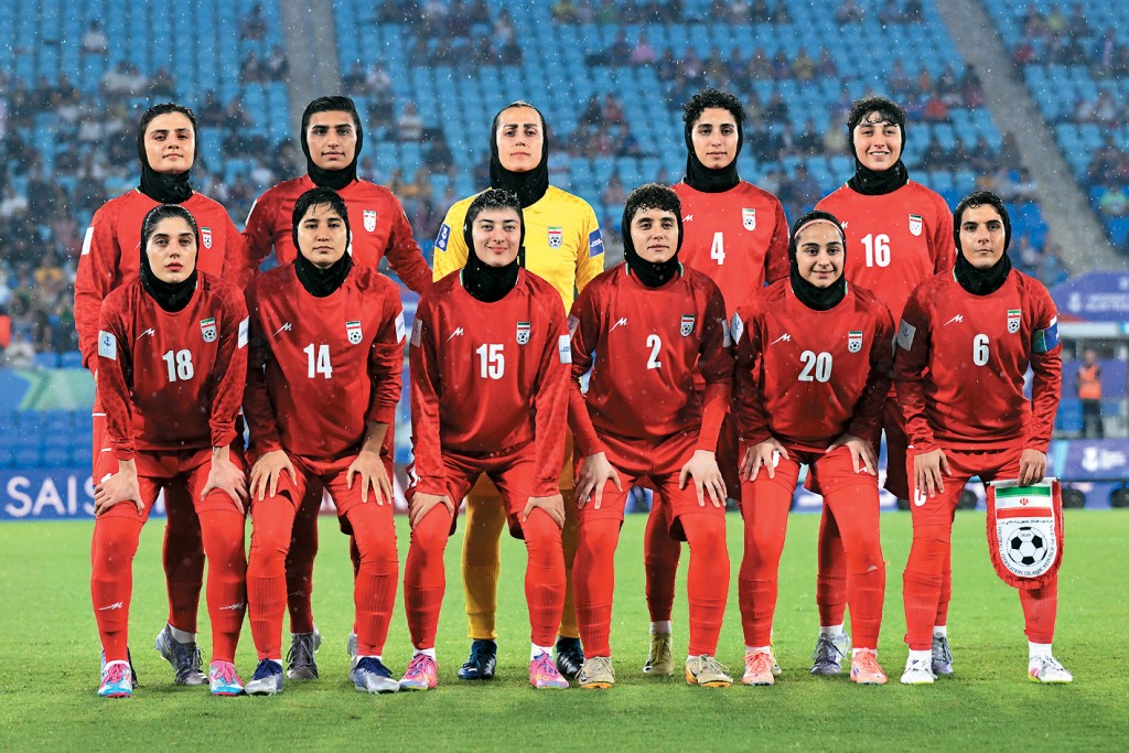 伊朗女子足球隊3月8日在比賽前拍團體照。