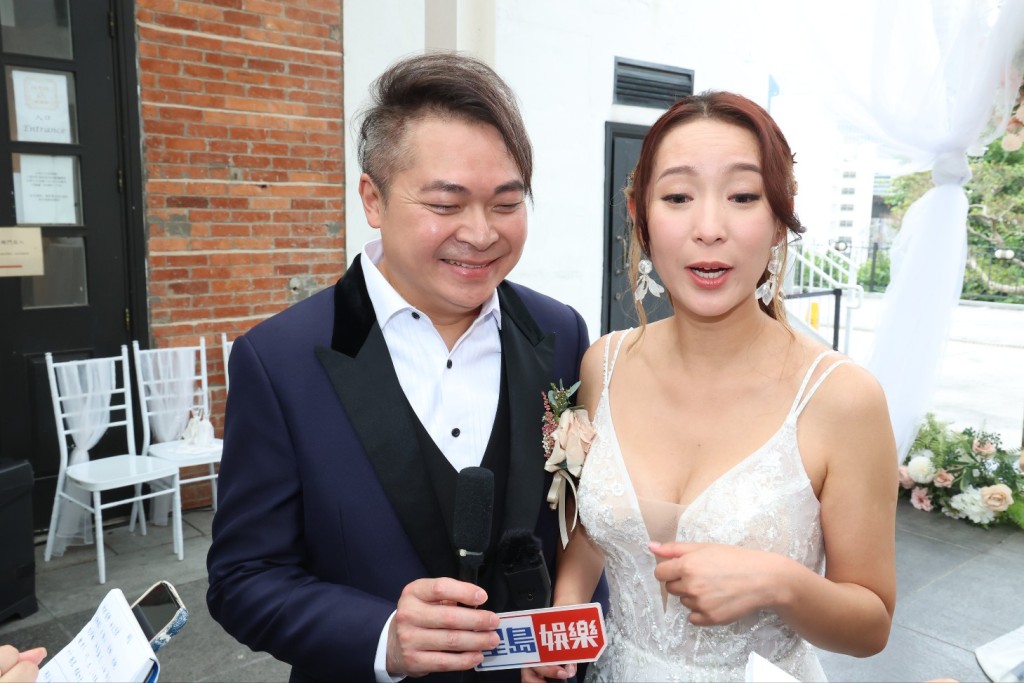吴嘉仪与Leo受访时表示早上接新娘时也算顺利。