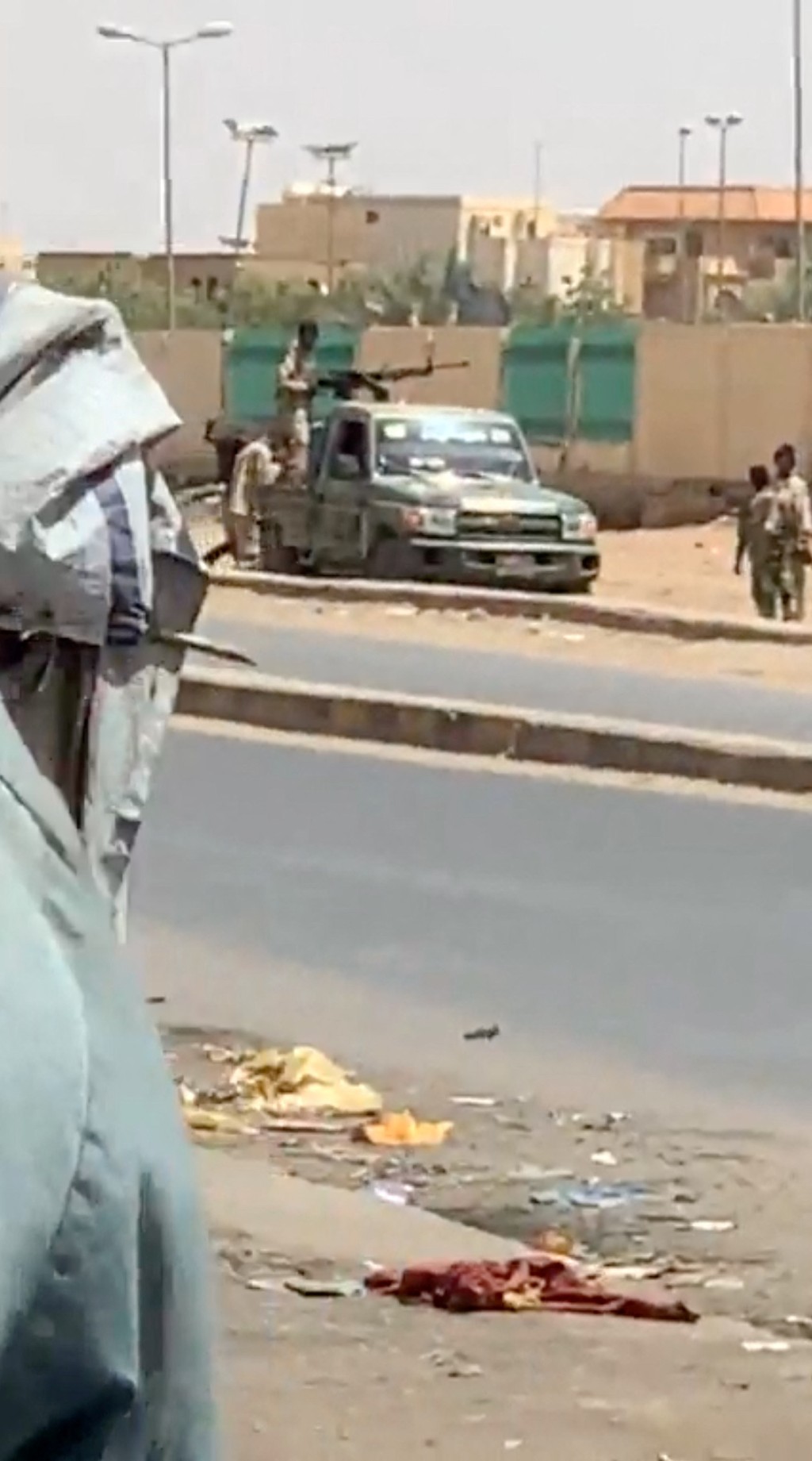蘇丹首都喀土穆街頭現軍方車輛及士兵。 路透社