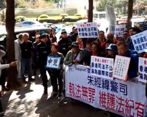 群眾中有大量人士不斷指罵是「X官」。黃梓生攝
