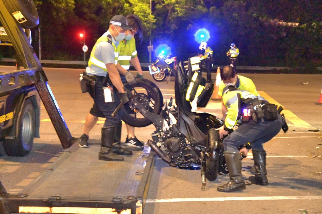 警方拖走涉事電單車作進一步調查。(徐裕民攝)